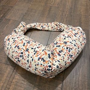 bb hug me nursing pillow